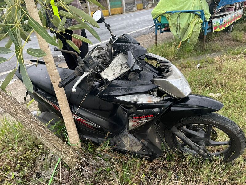Laka Motor vs Truk Parkir di Plumpang Tuban, Seorang Ibu Tewas di TKP 1 Motor vs truk.