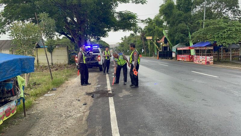 Laka Motor vs Truk Parkir di Plumpang Tuban, Seorang Ibu Tewas di TKP 2 Motor vs truk Tuban.