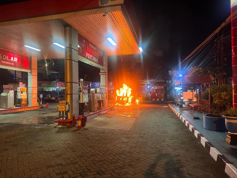 Isi BBM, Mobil Terbakar di SPBU Kepanjen Malang: 1 Korban Luka Bakar 2 Mobil terbakar di Kepanjen.