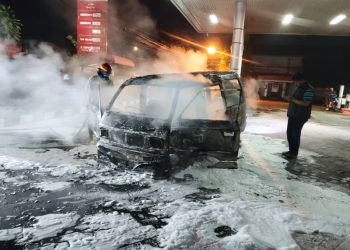 Mobil terbakar.