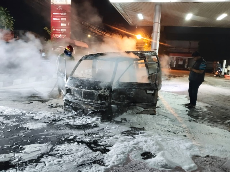 Isi BBM, Mobil Terbakar di SPBU Kepanjen Malang: 1 Korban Luka Bakar 1 Mobil terbakar.