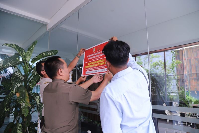 Bapenda Jember Surati Cafe Eterno Tegur soal Pemindahan Stiker Nunggak Pajak 1 Bapenda Jember.
