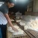 Harga Kedelai Meroket, Pengusaha Tempe di Jember Terpaksa Kurangi Produksi Puluhan Kilogram 9 Pengusaha tempe.