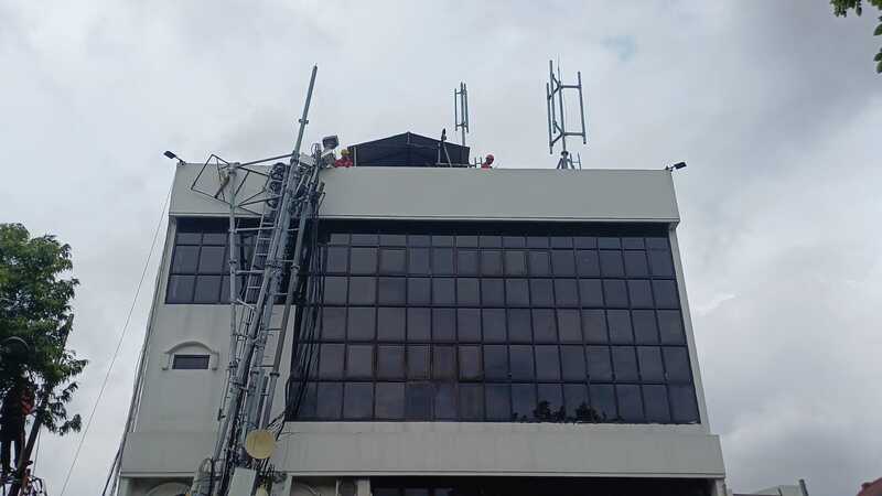 Diterpa Angin Kencang, Tower BTS Provider Telekomunikasi di Surabaya Ambruk 2 Tower di Surabaya.
