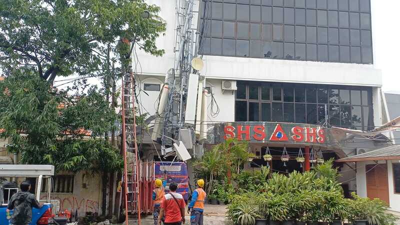 Diterpa Angin Kencang, Tower BTS Provider Telekomunikasi di Surabaya Ambruk 1 Tower BTS.