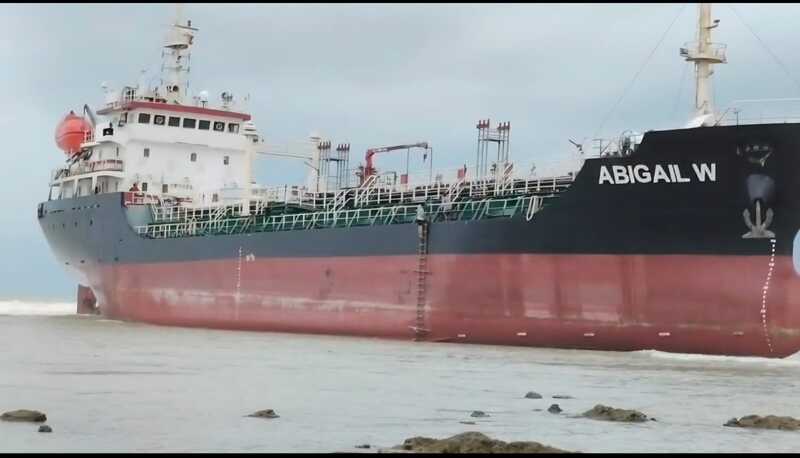 Cuaca Buruk Hantam Perairan Tuban, Kapal Tanker Pertamina Kandas di Pantai Panduri 2 Kapal tanker Pertamina di Tuban.