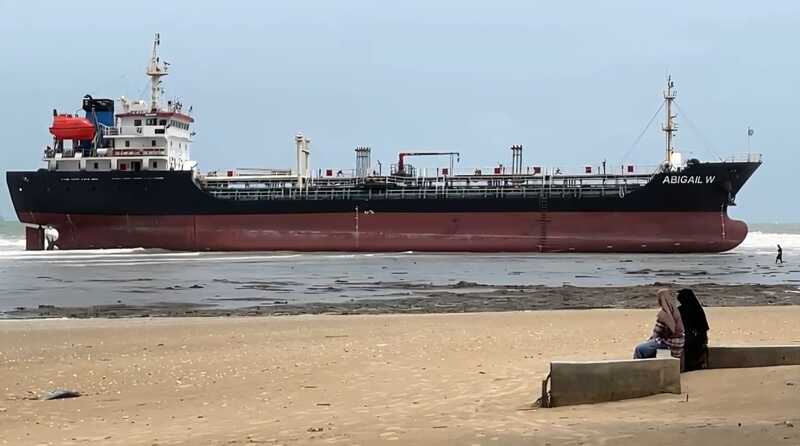 Cuaca Buruk Hantam Perairan Tuban, Kapal Tanker Pertamina Kandas di Pantai Panduri 1 Kapal tanker Pertamina.