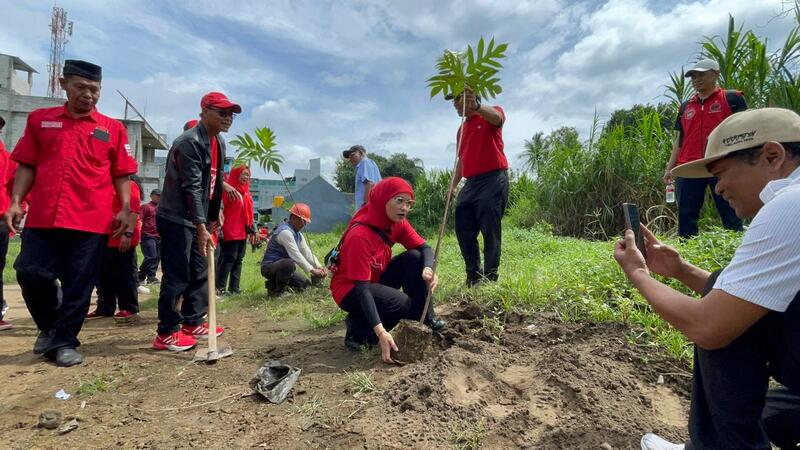 Megawati Ulang Tahun Ke-79, PDIP Kota Malang Beri Kado Tanam Pohon Sukun dan Mahoni 1 PDIP Kota Malang.