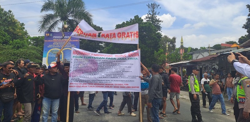 Ratusan Warga Terdampak Demo, Tuntut Gratiskan lewat Jalan Tembus Bendungan Lahor 1 Bendungan Lahor.