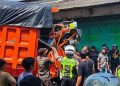 Dump truck di Pasuruan.