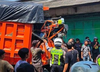 Dump truck di Pasuruan.
