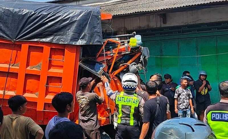 Dump Truck di Pasuruan Tabrak Mobil dan Pikap, Satu Orang Tewas 1 Dump truck di Pasuruan.