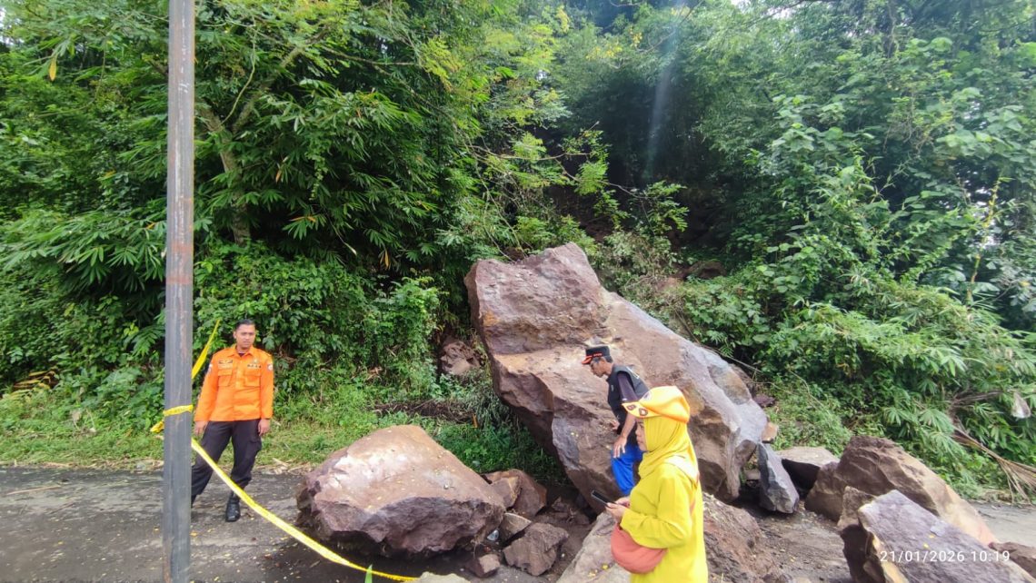 Batu besar di Jalan Dusun Jungrang Desa Sukoreno, Kecamatan Kalisat, Kabupaten Jember yang menutupi akses warga. (Foto: Dok. Pusdalops-PB BPBD Jember)
