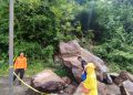 Jalur Desa di Kalisat Lumpuh Total, BPBD Jember Berjibaku Hancurkan Batuan Besar