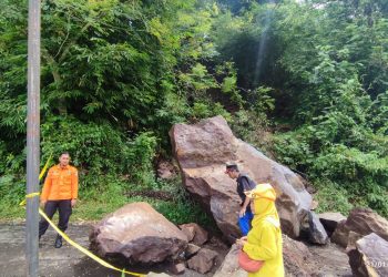 Jalur Desa di Kalisat Lumpuh Total, BPBD Jember Berjibaku Hancurkan Batuan Besar