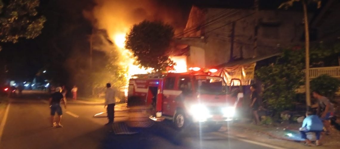 Warga Panik! Ruko di Tuban Terbakar Saat Tengah Malam 1 Ruko di Tuban