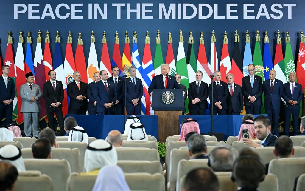 Jaringan GUSDURian Tolak Board of Peace Trump, Desak Pemerintah Indonesia Mundur 1 Para kepala negara termasuk Indonesia yang hadir KTT Perdamaian Sharm El-Sheikh di kota resor Sharm el-Sheikh di Laut Merah Mesir pada 13 Oktober 2025. (Foto: SAUL LOEB / AFP)