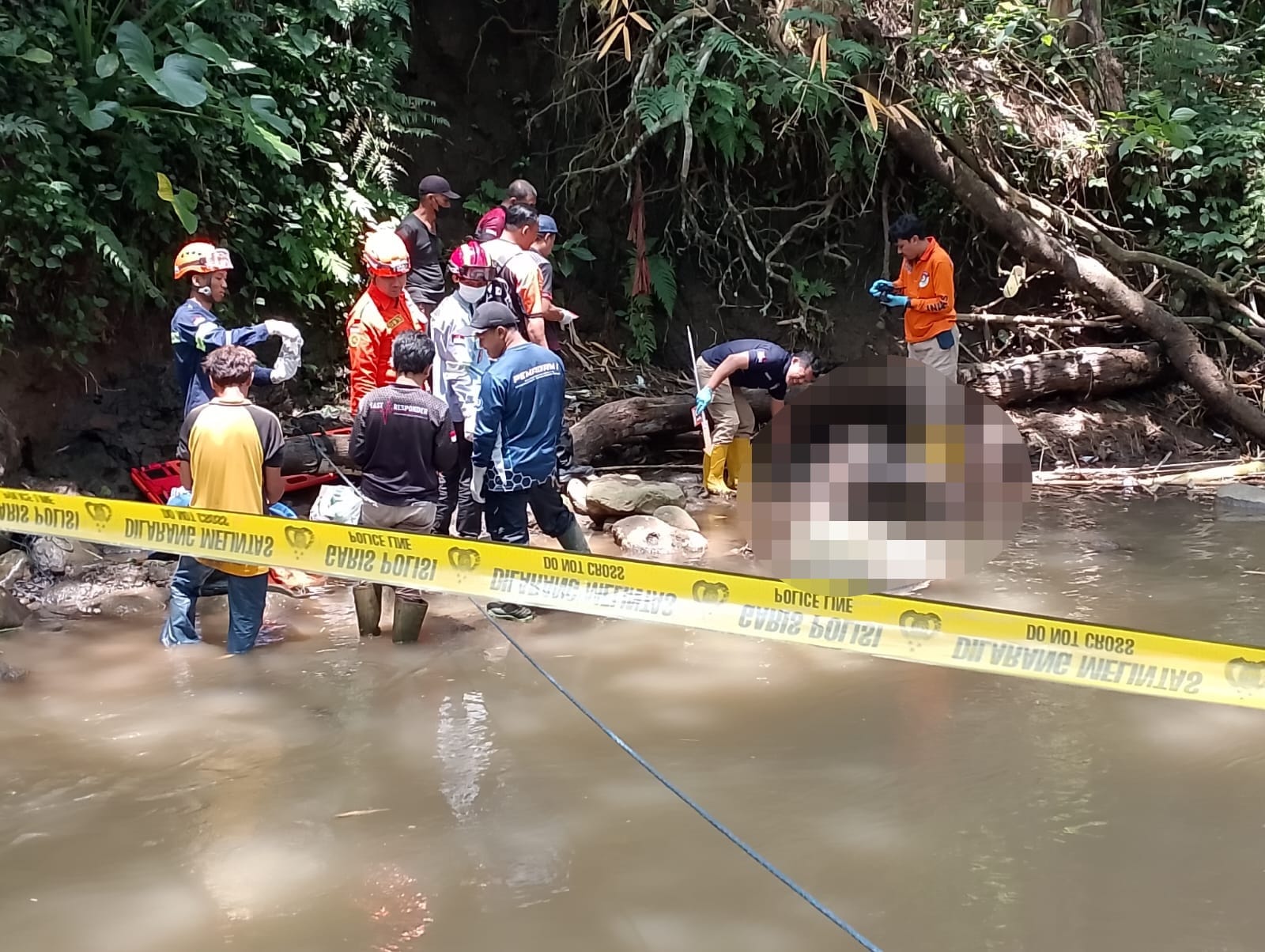 Jenazah perempuan kondisi tangan terikat