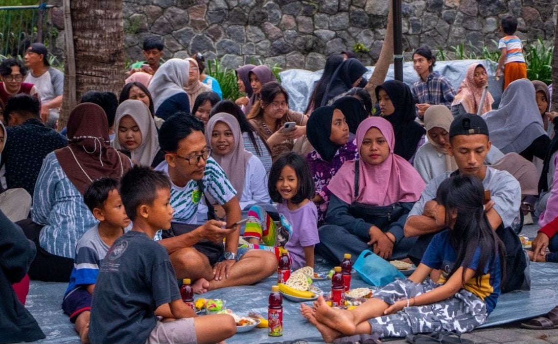Unesa Bagikan 2.000 Paket Takjil Gratis Setiap Hari Selama Ramadan 5 Unesa