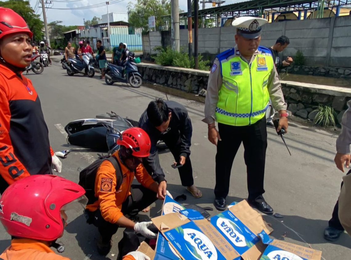 Sejumlah petugas BPBD Surabaya dan tim medis memastikan kondisi korban dalam kecelakaan, Sabtu (28/2/2026). (Foto: Command Center 112)