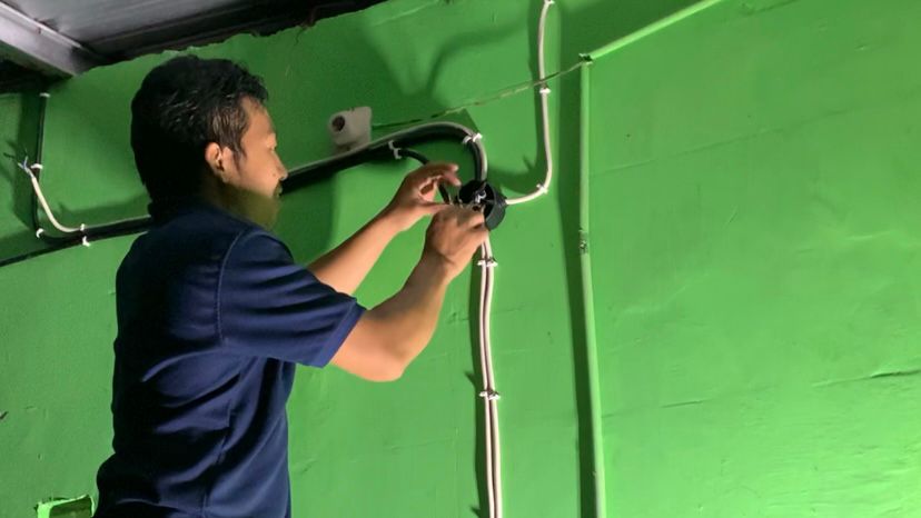 Polinema Pasang Listrik Mandiri dan Lampu Taman Otomatis di Pos PAUD Kasih Bunda Malang 2 Polinema