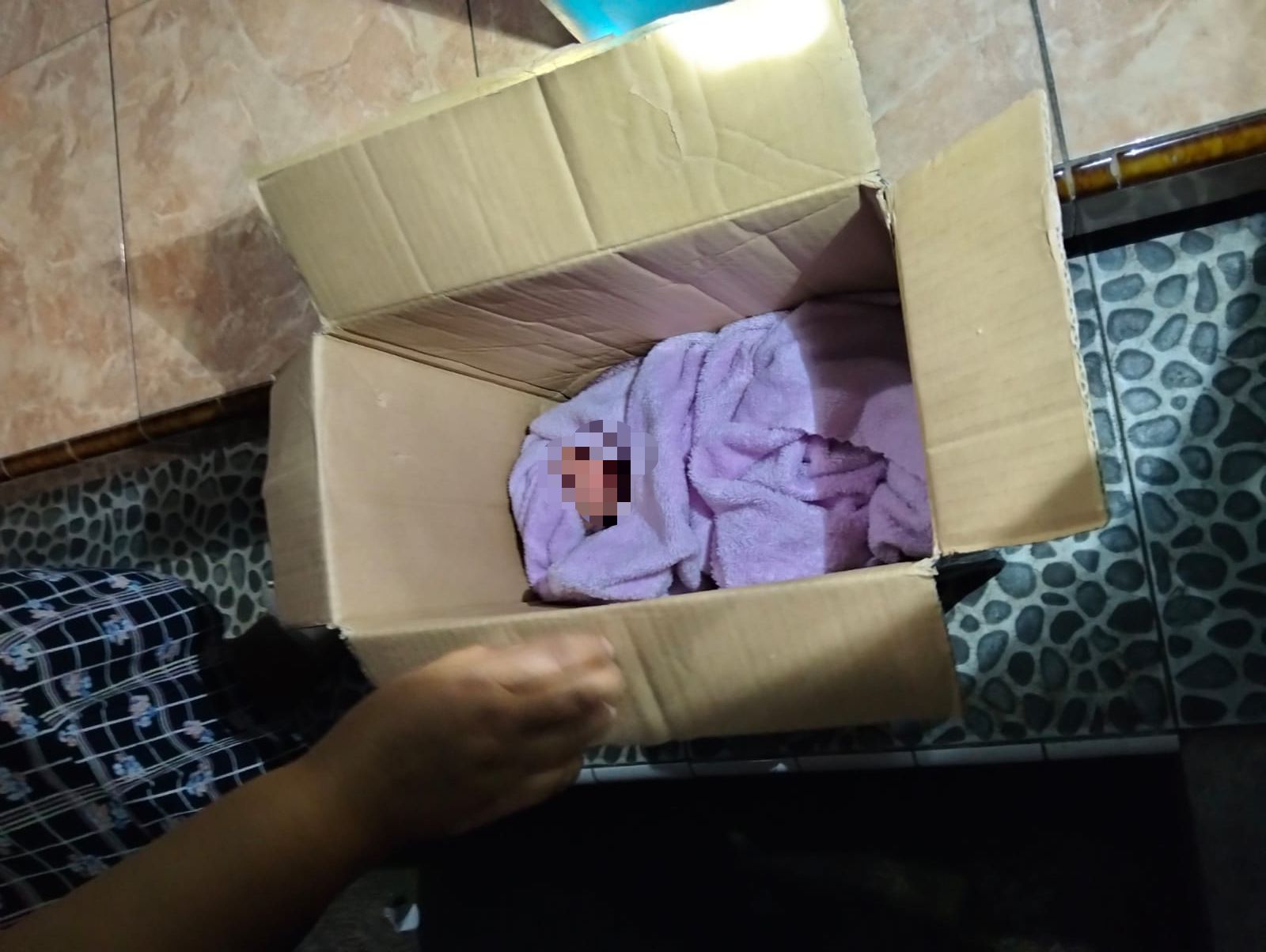 Bayi Perempuan ditelantarkan