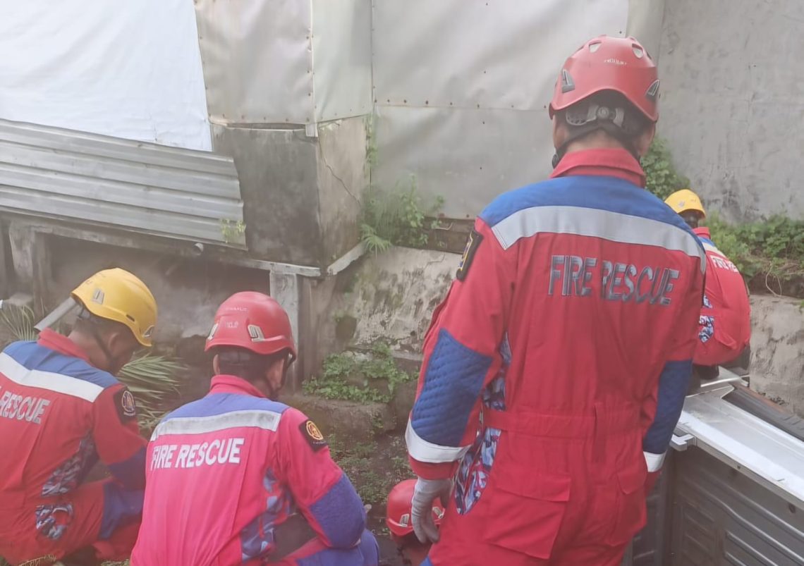 mobil pikap terperosok dalam sungai