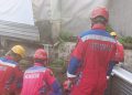 mobil pikap terperosok dalam sungai