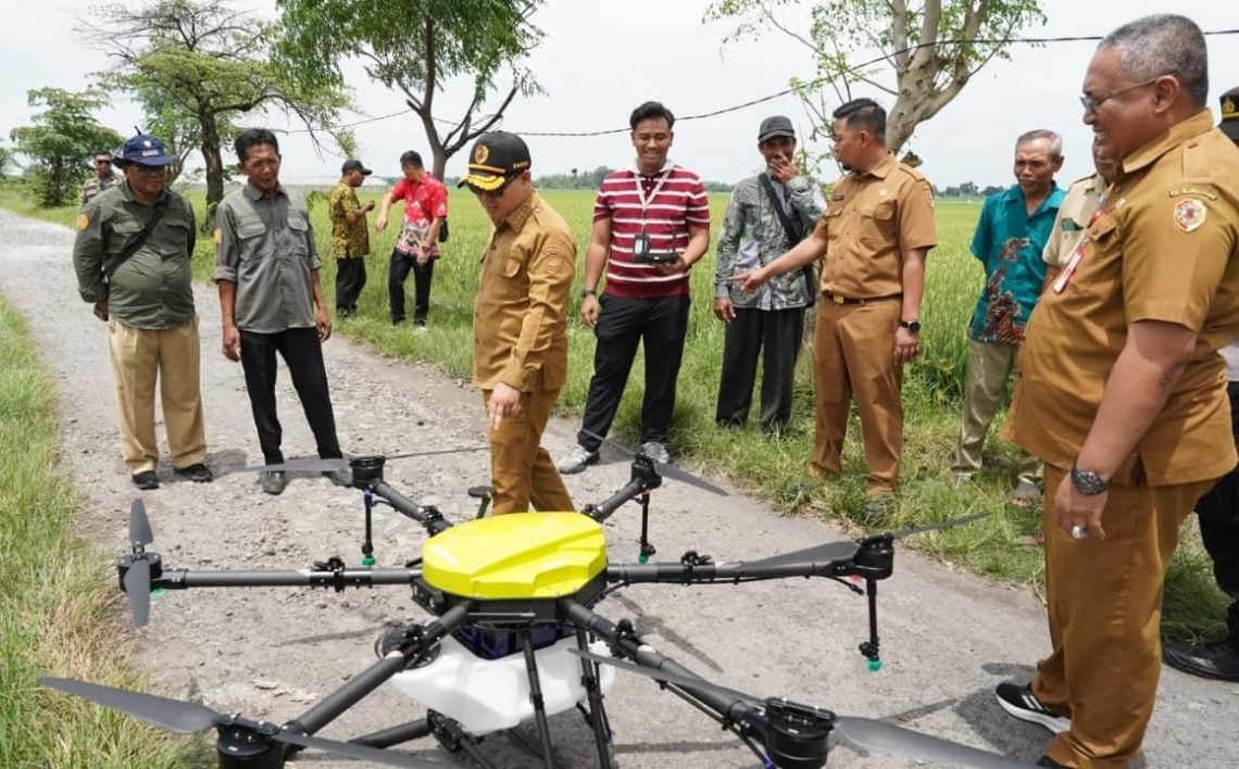 Drone Sprayer Rp1,06 Miliar Disalurkan ke Petani di Mojokerto 5 Drone Sprayer