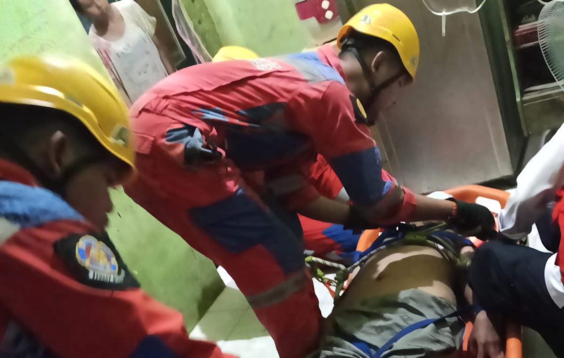 Tim Pemadam Kebakaran mencoba evakuasi korban dari dalam kamar mandi usai tertimpa tandon, Kamis (26/2/2026). (Foto: Command Center 112)
