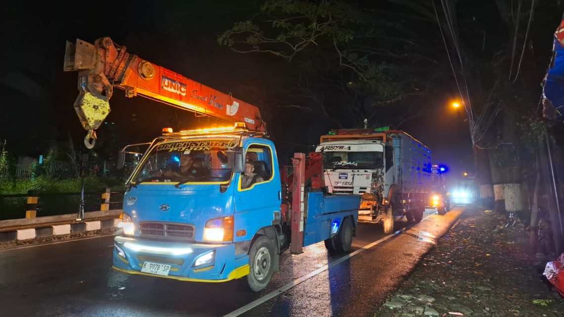 Truk Seruduk 4 Kendaraan di Kota Batu