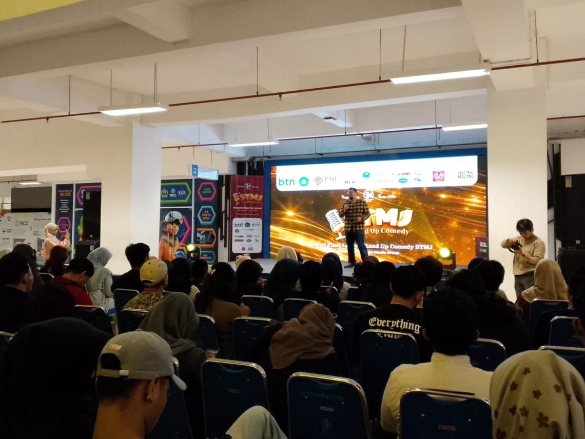 Penonton Grand Final STMJ 2026 Diajak Kirim Doa untuk Gus Dur 1 CEO Tugu Media Group, Irham Thoriq memimpin doa untuk KH Abdurrahman Wahid atau Gus Dur. Foto: M Sholeh