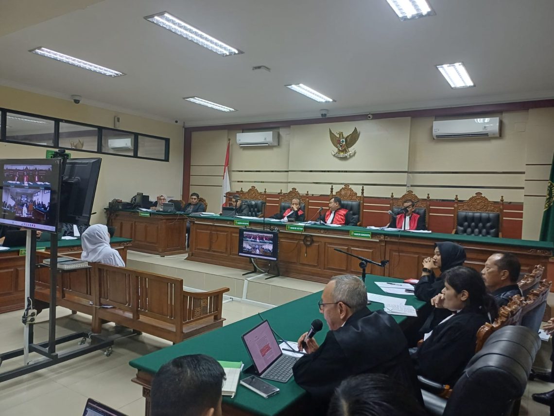 Gubernur Khofifah Penuhi Panggilan Hakim Tipikor Surabaya 1 Khofifah