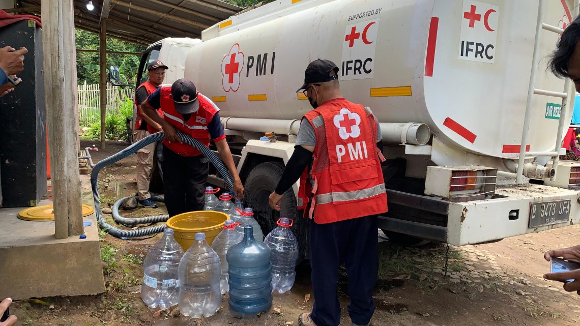 PMI Jember Turunkan Truk Tangki Atasi Krisis Air Bersih Pasca Banjir Bandang Desa Pakis 1 PMI Jember