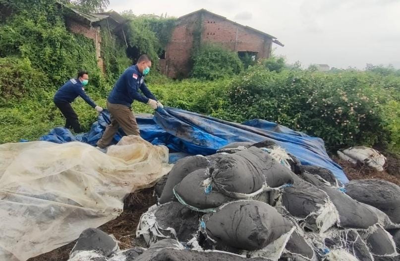 Clean Up Ratusan Ton Limbah Berbahaya di Mojokerto Rampung 1 limbah berbahaya