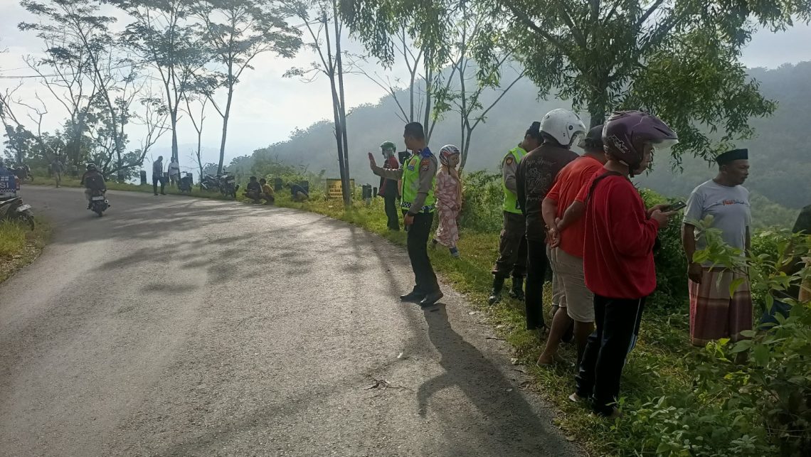 Mobil Pikap Terperosok ke Jurang