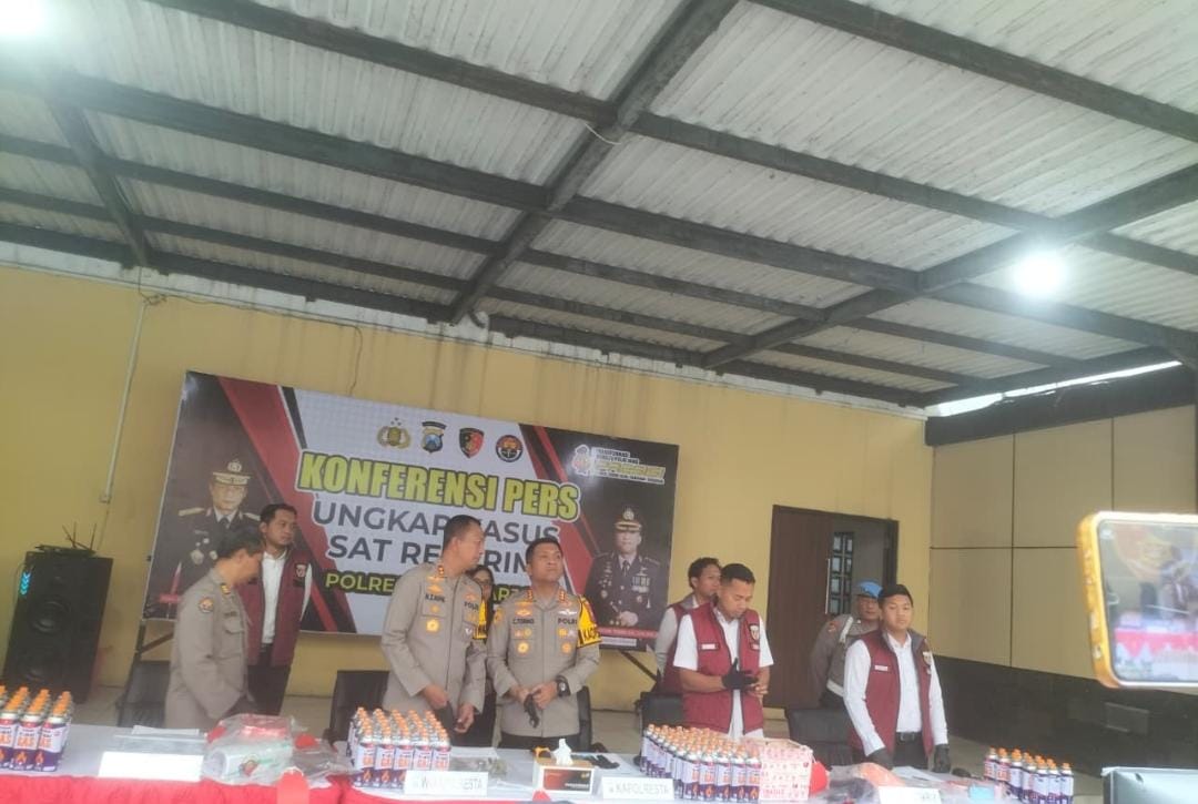 Pengusaha MD Otaki Bisnis Oplos LPG Subsidi 3 Kg ke Tabung Portable Tak Standart 1 Kapolres Sidoarjo, Kombes Pol Christian Tobing saat konferensi pers, Sabtu (14/2/2026).