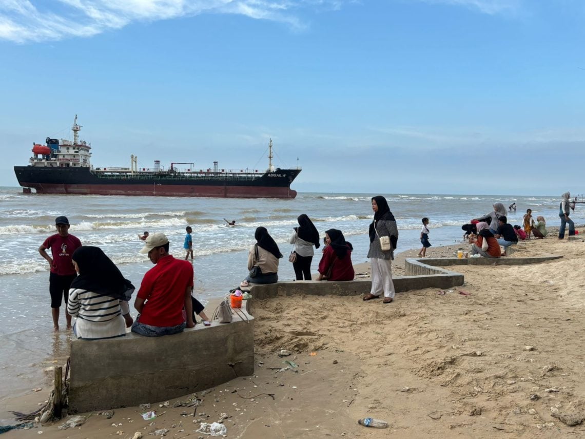 Kapal Tanker Kandas Disulap Jadi Daya Tarik Baru Pantai Panduri Tuban 1 Pantai Panduri Tuban