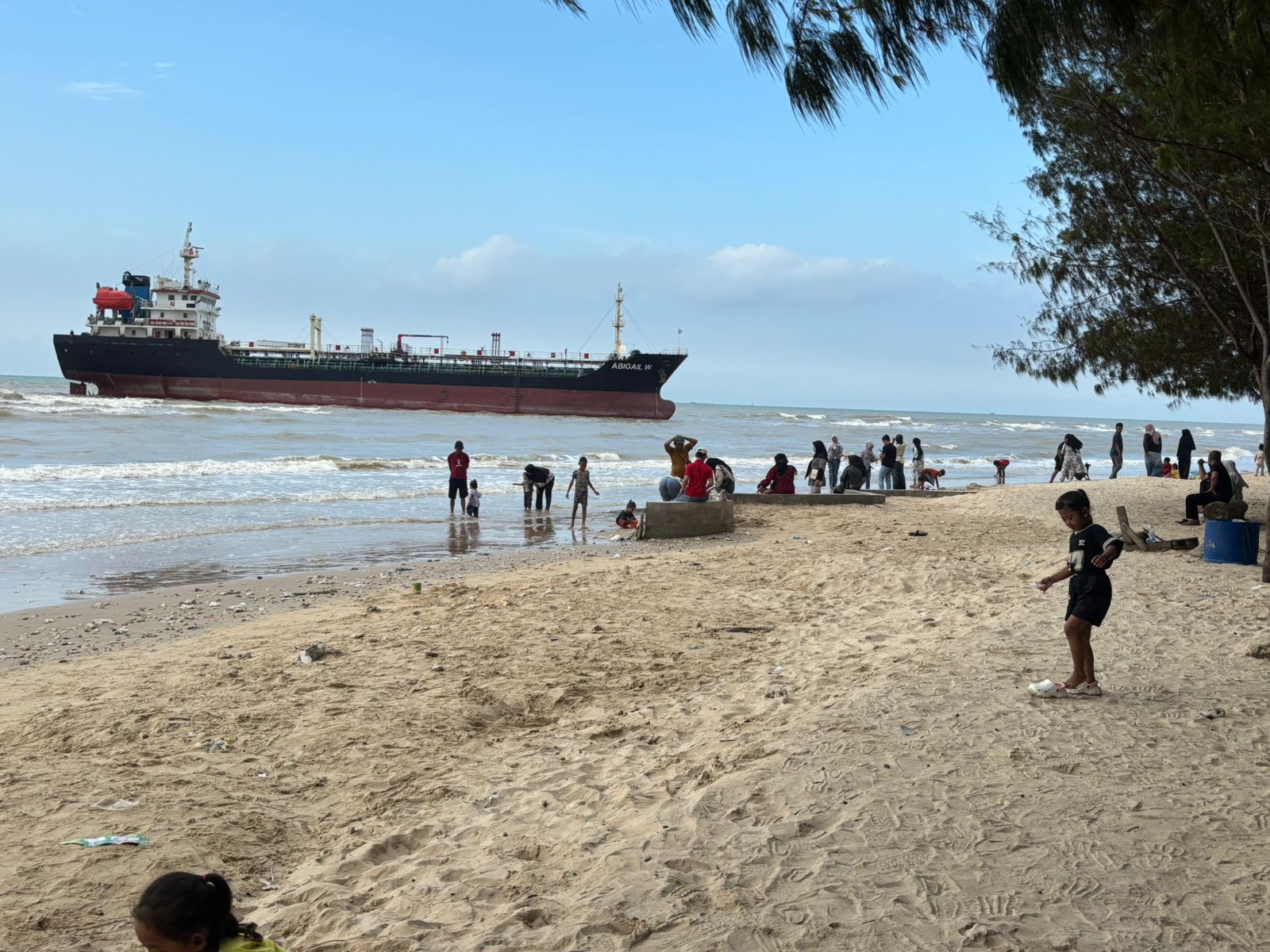 Kapal Tanker Kandas Disulap Jadi Daya Tarik Baru Pantai Panduri Tuban 2 Pantai Panduri Tuban