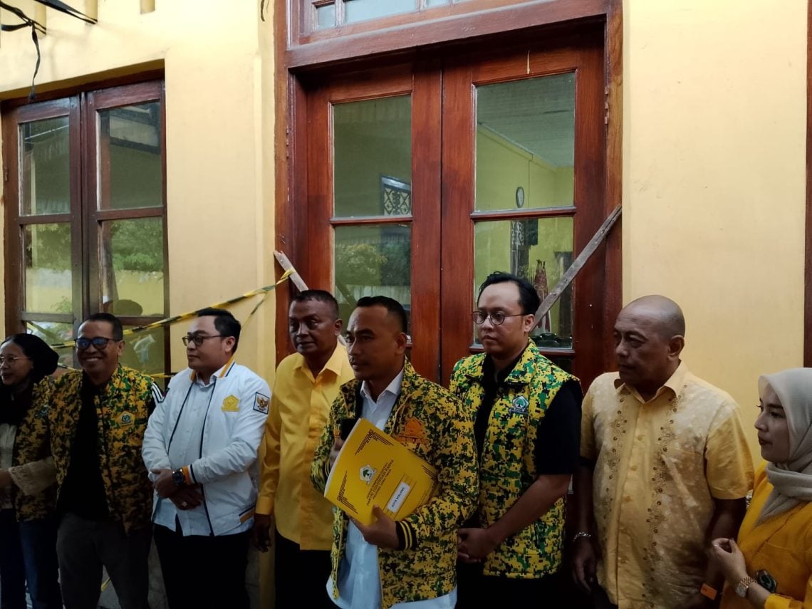 Djoko Prihatin, Ketua DPD Golkar Kota Malang terpilih memimpin pembongkaran segel Kantor Golkar Kota Malang, Minggu (1/2/2026). Foto: Sholeh