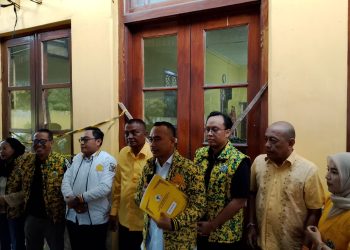Djoko Prihatin Baca Susunan Pengurus Baru Sebelum Bongkar Segel Kator Golkar Kota Malang