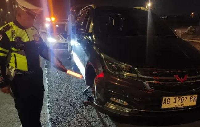 Minibus Ban Pecah Oleng di Tol Surabaya-Mojokerto 1 tol Surabaya-Mojokerto