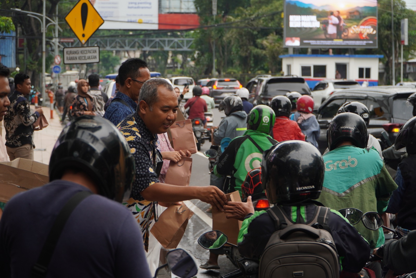 Pegadaian Peduli Ramadan: Bagikan 5.000 Takjil dan 5.000 Makanan Sahur Serentak di Seluruh Jawa Timur 4 Pegadaian