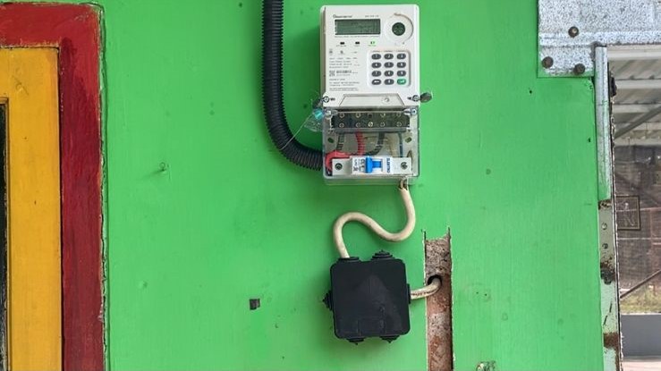 Polinema Pasang Listrik Mandiri dan Lampu Taman Otomatis di Pos PAUD Kasih Bunda Malang 4 Polinema