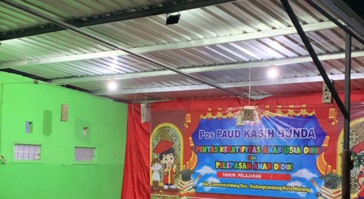 Polinema Pasang Listrik Mandiri dan Lampu Taman Otomatis di Pos PAUD Kasih Bunda Malang 3 Polinema