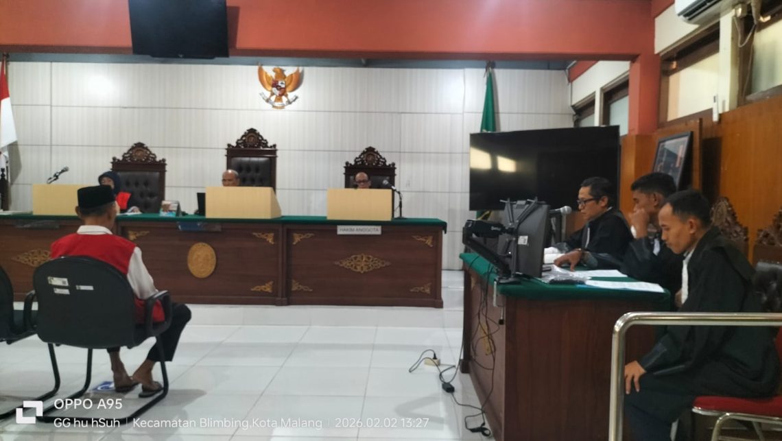 Kakek Pelaku Pencabulan di Ponpes Kota Batu Divonis 3 Tahun Penjara 1 Terdakwa kasus pencabulan santri di Ponpes Kota Batu saat menjalani sidang tuntutan. Foto: Kejari Kota Batu