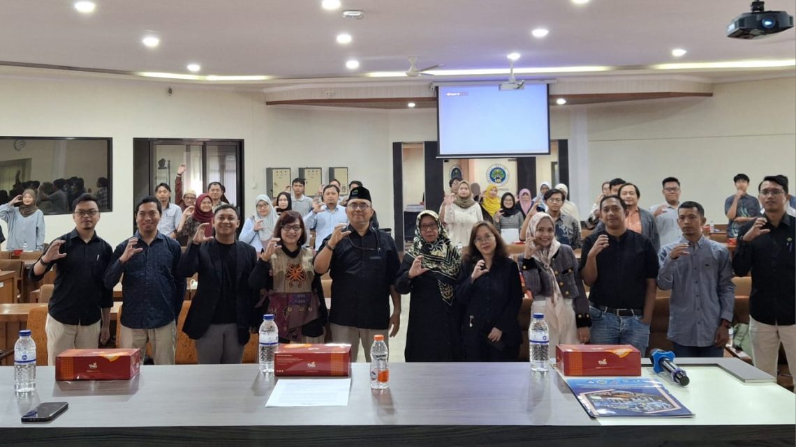 Workshop Penulisan Berita, Fotografi dan Penyusunan Proposal, LPPM UM Bekali Strategi Lolos Hibah 1 Dr. Hary Suswanto, S.T., M.T., Sekretaris LPPM UM, bersama Fuad Indra Kusuma, S.Pd, M.Pd, tim pengembang Pusat Sumberdaya Wilayah LPPM UM, pemateri dan peserta workshop. (Foto: Azmi Azaria Fidaroini)