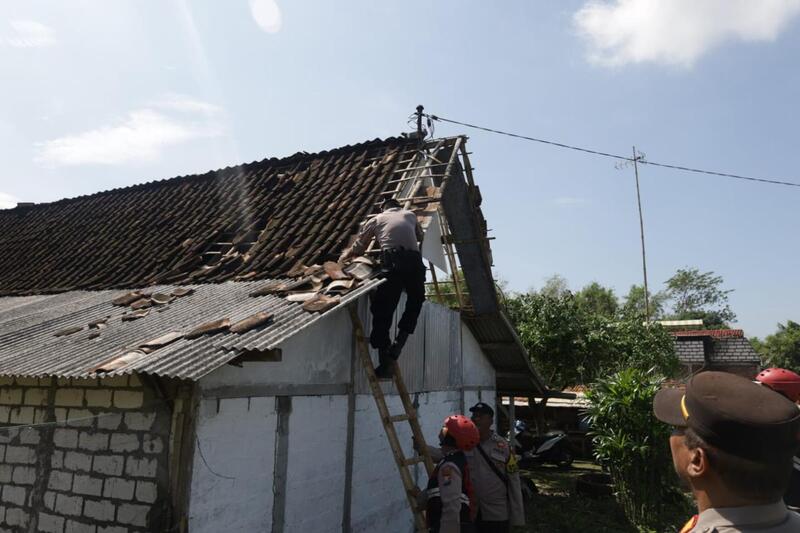36 Rumah Warga Desa Tegalrejo Tuban Rusak Diterjang Angin Puting Beliung 2 Rumah warga Tuban rusak.