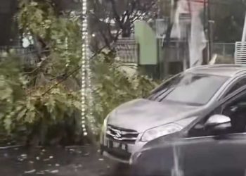 Hujan angin di Surabaya.