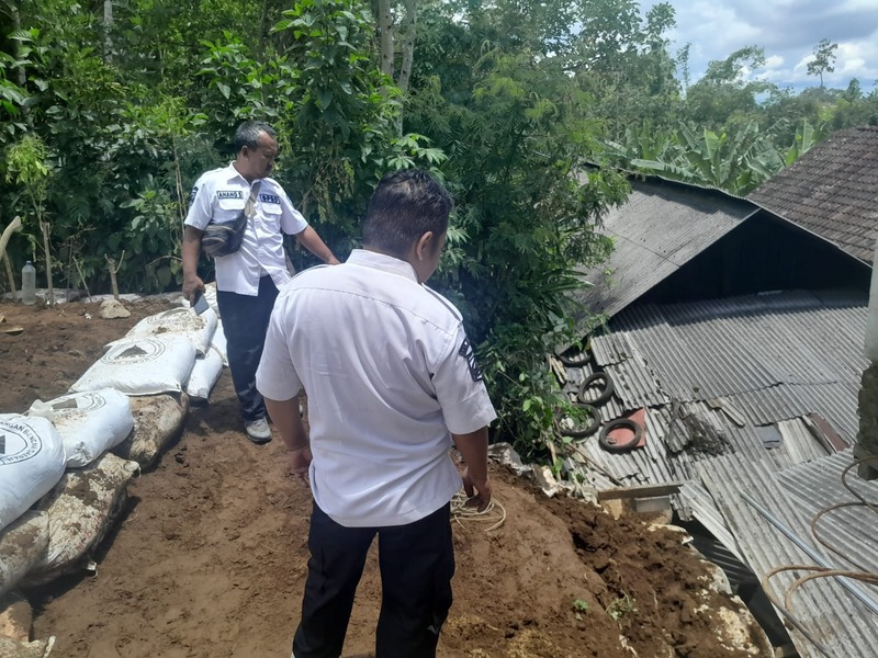 2 Rumah Warga Tertimpa Longsor Wonosari Malang, BPBD Salurkan Sandbag Cegah Bencana Susulan 1 Longsor Wonosari.